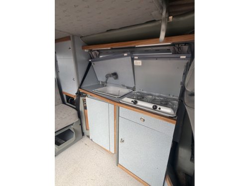 Volkswagen T 4 Carthago Westfalia 2.5 102 PS in sehr gutem Zustand, neue APK, Kastenwagen, 4 Schlafpl&auml;tze, Hubdach, Standheizung, Solarpanel, Anh&auml;ngerkupplung, PDC A Foto: 11