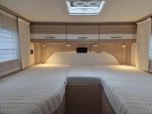 B&uuml;rstner Travel Van 690 G Lengtebedden  foto: 2