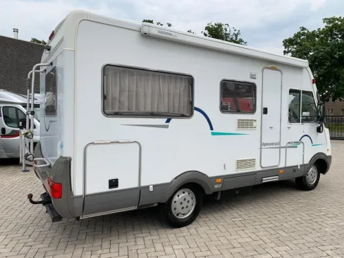 Hymer B 674 Lit fixe Lit escamotable photo : 2