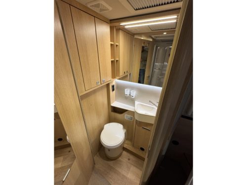 Hymer BMC-I 690 Queen bed-Pull-down bed-Mercedes photo: 13