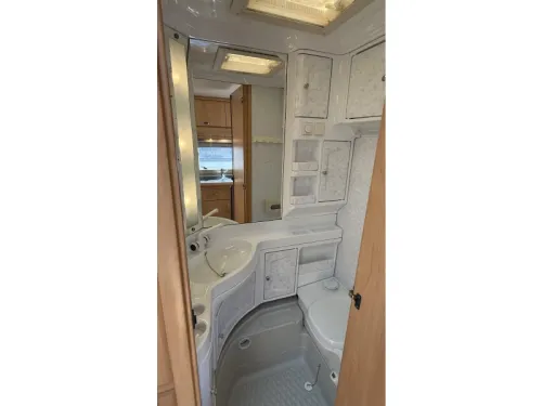 Hobby De luxe Easy 450 UF transverse bed round seating toilet photo: 6