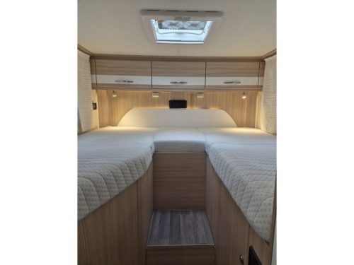 B&uuml;rstner Travel Van 690 G Lengtebedden  foto: 18