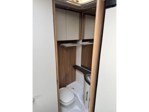 B&uuml;rstner Premio Plus 520 TL spacious family caravan photo: 16