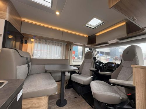 Hymer Exis-i 580 No Drop-down Bed - 1st owner photo: 5