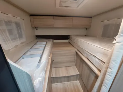 Itineo PJ700 single beds pop-top roof photo: 8