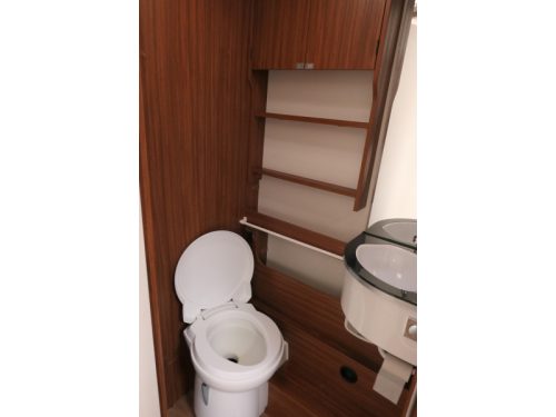 Dethleffs Advantage I7050 A-class with French bed automatic photo: 6