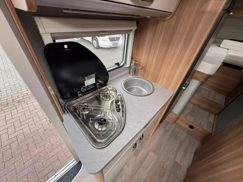 Weinsberg CaraCompact Pepper 600 Single beds 44000 km AC photo: 13