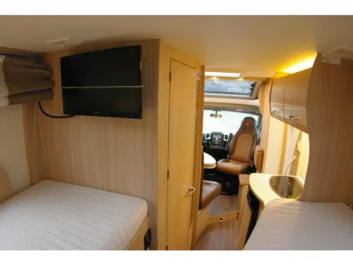 B&uuml;rstner Travel Van T 620 G Single beds, Automatic  photo: 17