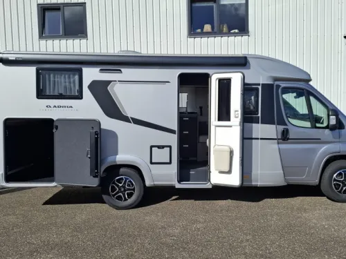 Adria Compact Supreme DL 2027 FULL Option Black ed Foto: 2