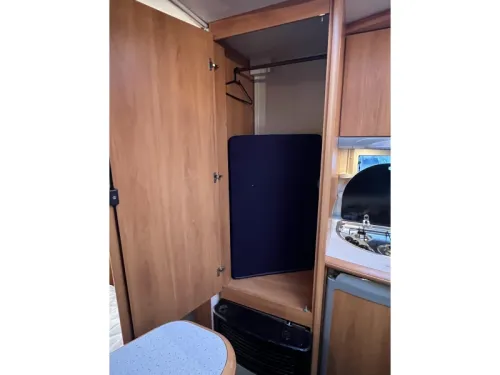 Hobby De luxe Easy 560 KMFE stapelbed zit frans  foto: 8