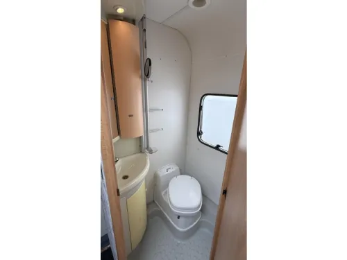 B&uuml;rstner Ventana Avantgarde 420 TN Dinette Festbett Toilette Foto: 3