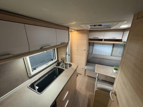 Knaus Sudwind 420 QD Querbett / Sitzgruppe in Zugformation Foto: 12
