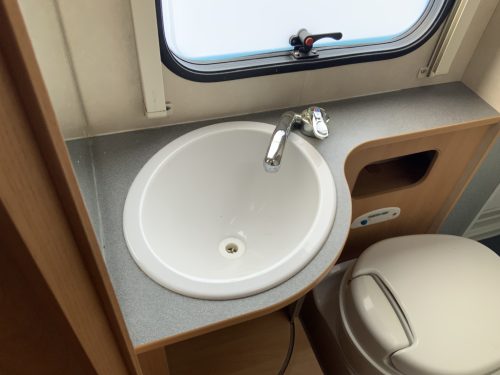 Adria Compact 2.3 MultiJ. 130 PS, Teilintegriert, franz&ouml;sisches Bett hinten, Motorklimaanlage, Anh&auml;ngerkupplung, kleiner Camper, Bj. 2009 Camp centrum on the road Marum Foto: 22