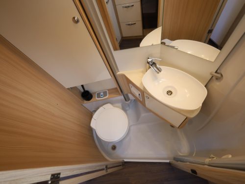 B&uuml;rstner Ixeo IT 710 G transverse bed + pop-top roof  photo: 10