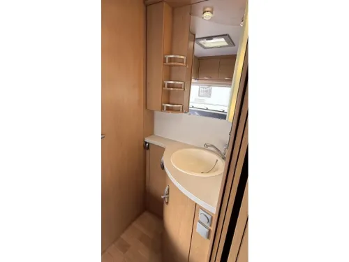 Knaus Sudwind 500 FU frans bed rondzit toilet  foto: 11