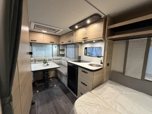 Weinsberg CaraOne Edition HOT 450 FU Franz&ouml;sisches Bett / Rundsitzgruppe  Foto: 13