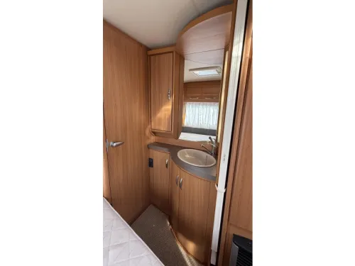 Hobby De Luxe 460 UFE French bed dinette toilet photo: 10
