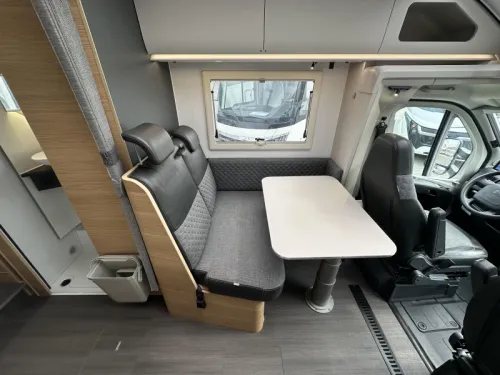 Adria Coral 600 SL 140PS L&auml;ngsbetten Garage Foto: 5
