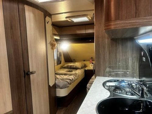 Hobby De Luxe 495 UL mover, awning photo: 11