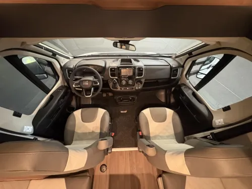 Knaus L!ve Wave 700 DX 180hp automatic /queensbed photo: 6