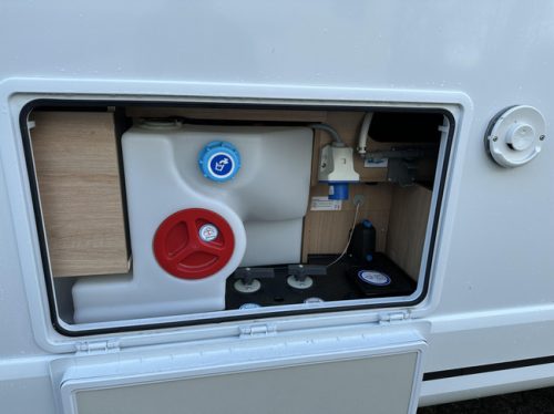 Knaus L!ve Wave 650 MF AUTOMAAT + HEFBED Foto: 6