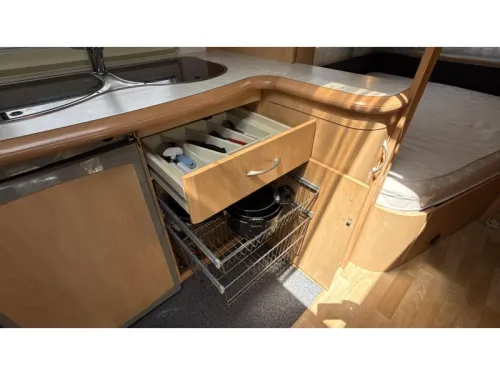 Hobby De luxe Easy 460 UFE franz&ouml;sisches Bett Rundsitzgruppe Toilette Foto: 6
