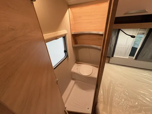 Knaus Sudwind Black Selection 500 PF K&uuml;chenzeile / Franz&ouml;sisches Bett  Foto: 13