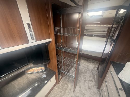Fendt BRILLANT 650 in new condition Queen bed awning Thule mover Truma xt screen door leather TV roof air conditioning Truma large roof hatch oven xxl refrigerator photo: 19