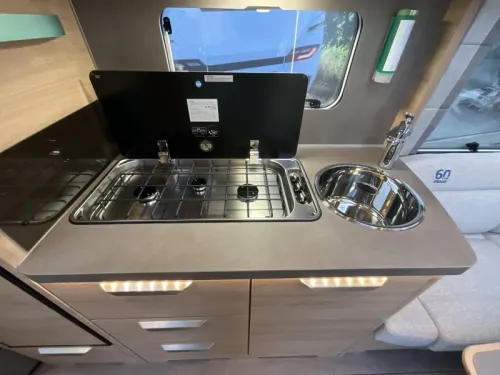 Knaus Sudwind Black Selection 540 UE ENKELE BEDDEN-XL KOELKAST Foto: 9