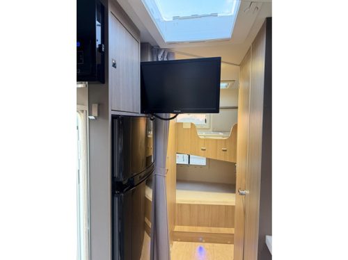 Chausson 616 5 SITZPL&Auml;TZE / STOCKBETT / HUBBETT / FAHRRADTR&Auml;GER / KAMERA / XXL K&Uuml;HLSCHRANK + GEFRIERFACH / TV / SICHERHEITSSCHLOSS / 155PS Foto: 9