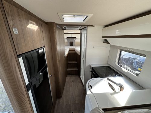 Hymer BML-I 780 OVERHEAD CUPBOARDS INSTEAD OF DROP-DOWN BED!  photo: 3