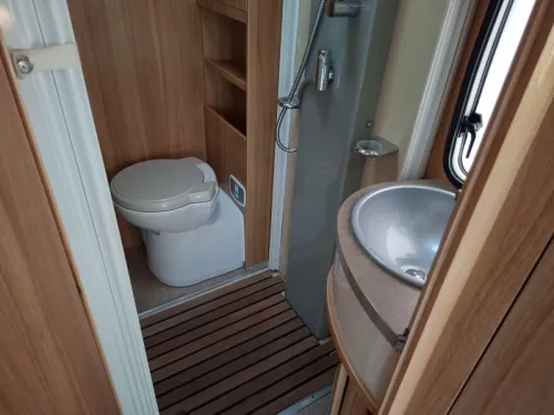 Challenger Genesis 38 complete and spacious Motorhome photo: 10