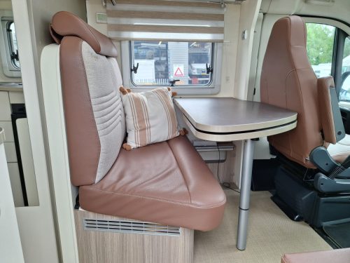 B&uuml;rstner Travel Van 620 T 9G AUTOMAAT-COMPACT MODEL Foto: 3