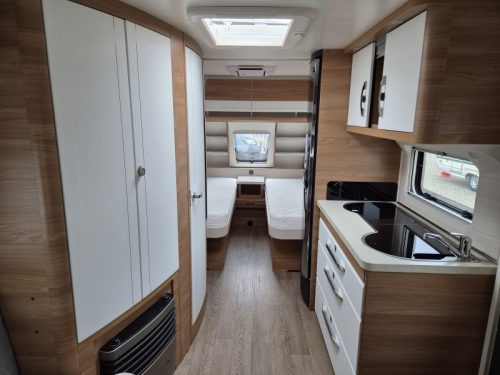 Hobby De Luxe 495 UL Einzelbetten-Mover-Airco Foto: 3