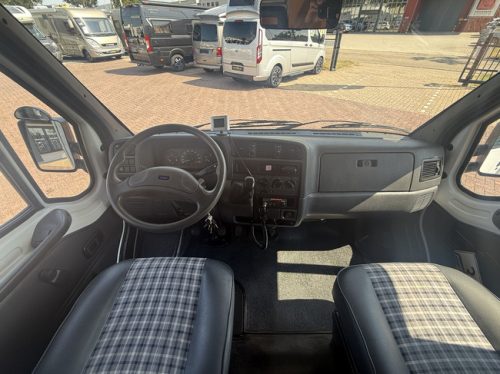 Hymer swing 2.5 in very neat condition overhead bed sofa bed awning bike rack cruise ctr timing belt replaced at 156 dkm 8-24 MOT until 05-06-27 photo: 6