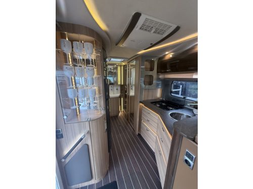 Knaus Sun I 900 LX automaat 177 pk full options Queensbed+techo elevable 2x aire acondicionado en techo elktr antena autom&aacute;tica Victron 3x TV remis plisado cuero gran garaje foto: 22
