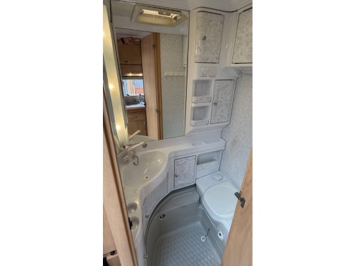 Hobby De luxe Easy 450 UF Querbett Rundsitzgruppe Toilette Foto: 5