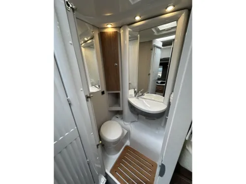 Dethleffs Trend 6717 165 HP length bed photo: 14