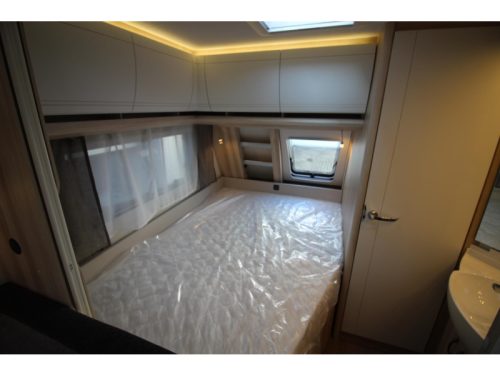 Hobby De Luxe 400 SFE French bed & tall refrigerator photo: 7