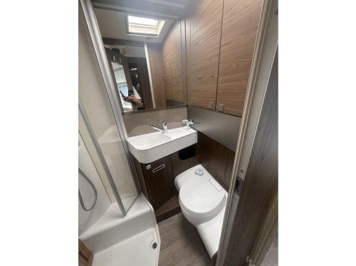 Eriba T 820 (TOURING 820) full options EP level systeem lits jumeaux XT mover Truma panneaux solaires 2x climatisation de toit Dometic parabole &eacute;lectrique photo : 15