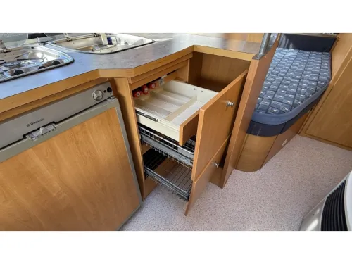 Eifelland Holiday 465 TF French bed dinette toilet photo: 6