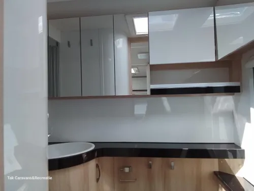 Hobby De Luxe 495 WFB with separate shower and toilet photo: 11