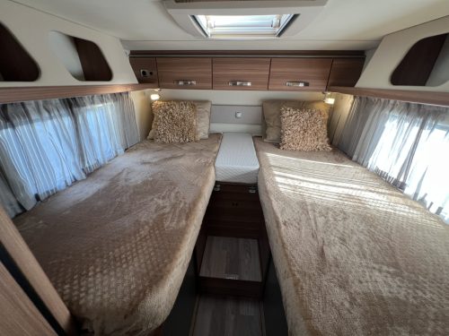 Weinsberg CaraCompact 600 MEG ENKELE BEDDEN BEARLOCK MAXFANN Foto: 2