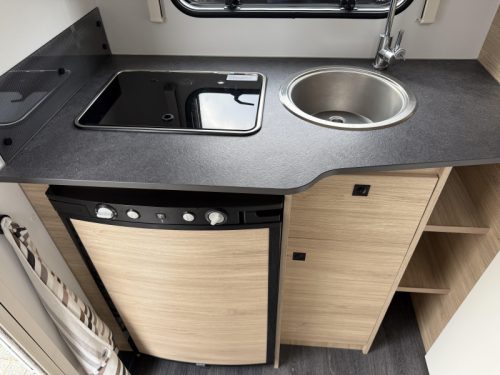 Caravelair Alba 400 FIXED BED DINETTE AWNING photo: 8