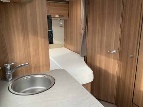 Weinsberg Cara Loft 650 ME, 2.3 MultiJ. 120 Semi-integrated, Swivel seats, French bed, Year of manufacture 2021 Motorhome Centre On the Road at the Noorderringweg 4 in Marum. photo: 7