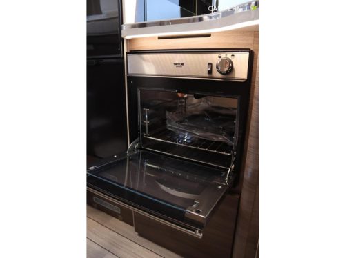 Mc Louis MC4 865 140pk Automaat | Levelsysteem | 5 Zitplaatsen | Dak airco | Hefbed | Luifel | Construct slot | Zonnepaneel | Fietsendrag foto: 16