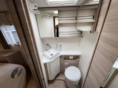 RAPIDO 896 F Automatik - Queensize-Bett Foto: 15