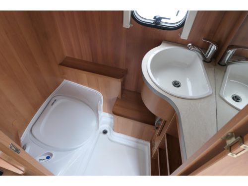 Eriba Nova Light 425 mit Rangierhilfe und Vorzelt Foto: 9