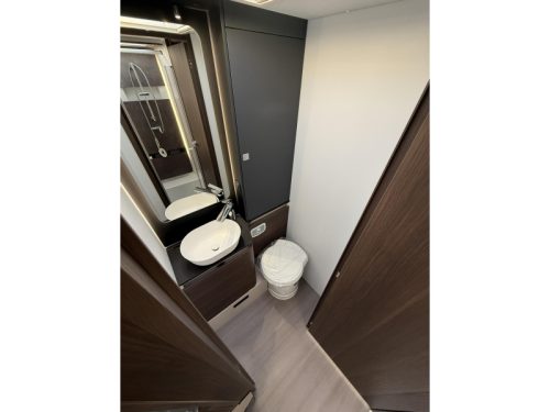 Adria Matrix Supreme 670 DL Automaat - 180PK - 44H Foto: 22