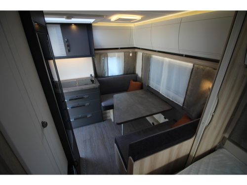Hobby De Luxe 400 SFE French bed & tall refrigerator photo: 10